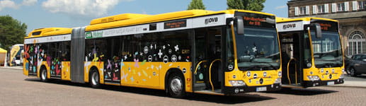 Foto Zwei gelbe Hybridbusse von Mercedes Benz